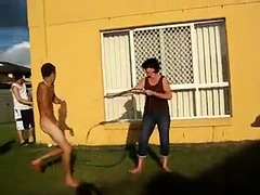 Tirando a roupa do loirinho a forca