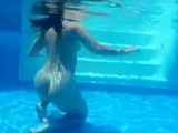 Curvy pawg strips and shakes her big booty underwater